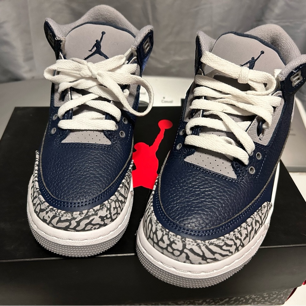 Boys/girls size 7 jordan sneakers.